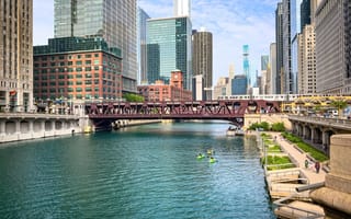 A photo of the Chicago River taken across from Merchandise Mart.